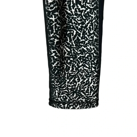 Under Armour leggings, women  XS BLACK cropped, animal print. Slimming . NWT - Picture 4 of 11